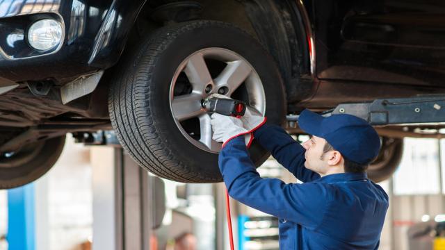 avtoservis-v-moskve-remont-i-obsluzhivanie-avtomobiley-zamena-rashodnikov-kompyuternaya-diagnostika-razval-shozhdenie