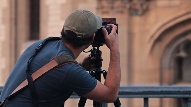 chastnyy-fotograf-predlagaet-uslugi-foto-i-videosemki-operativnyy-vyezd-kachestvennaya-tehnika-nizkie-ceny