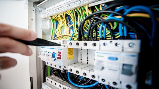 kvalificirovannyy-elektrik-provedet-remont-elektriki-sborka-shchitkov-montazhnye-raboty-shtroblenie-sten-garantiya-kachestva-i-dolgovechnosti