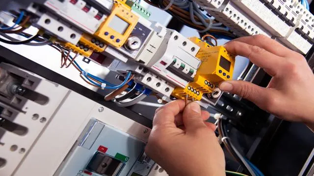 opytnyy-elektrik-organizuet-raboty-po-elektrike-sborka-shchitkov-zamena-provodki-montazh-rozetok-nizkie-ceny-obrashchaytes
