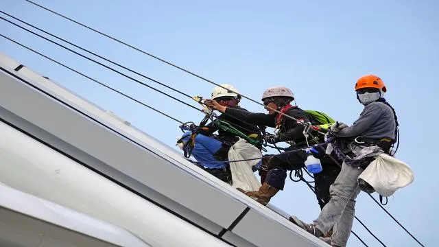vysotnye-raboty-alpinisty-s-opytom-provedut-raboty-na-vysote-montazh-reklamnyh-shchitov-restavraciya-domov-garantiya-kachestva-i-professionalizma